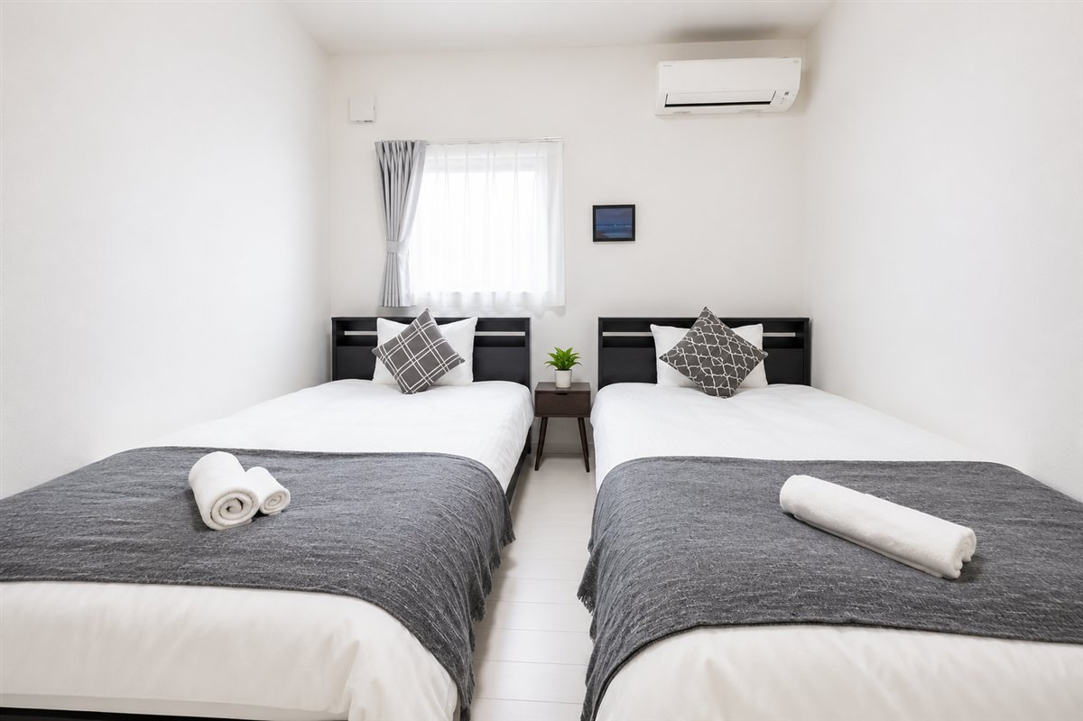 Twin bedroom